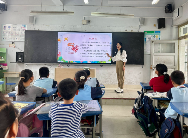 传来阵阵充溢节奏的“鼓声”孩子们手中的“乐器”是一张张普通的A4纸