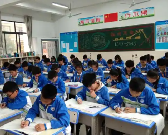 <b>切实满意群众对优质教育资源的需求让优质教育惠及千家万户</b>